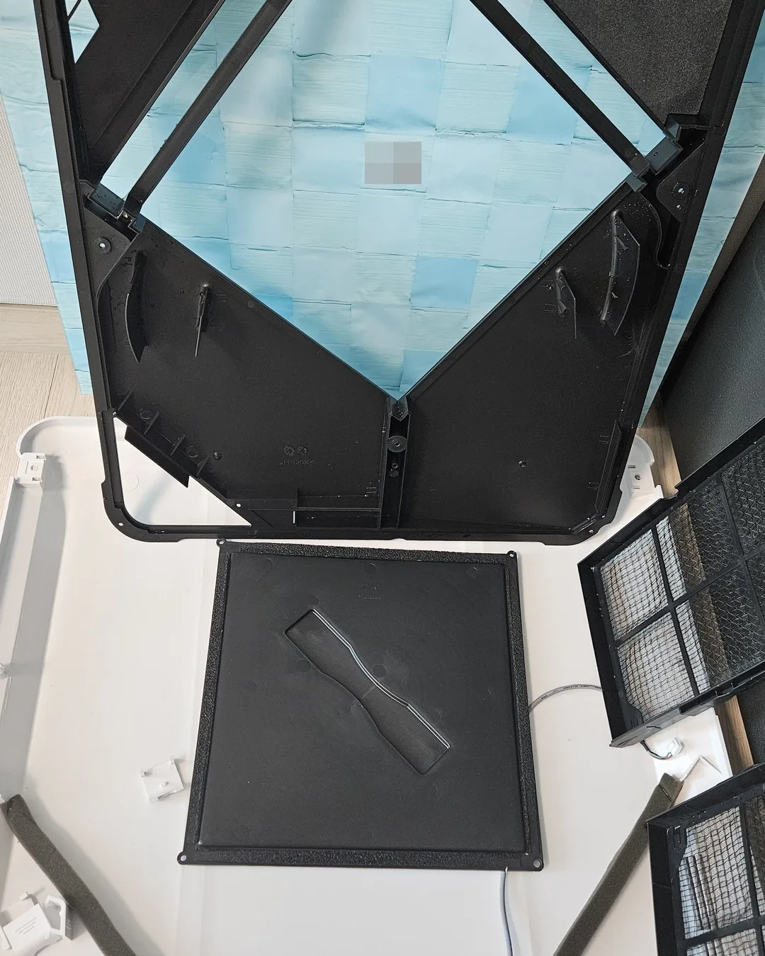 세척을 마친 전열교환기 커버 판과 안쪽 판, 필터